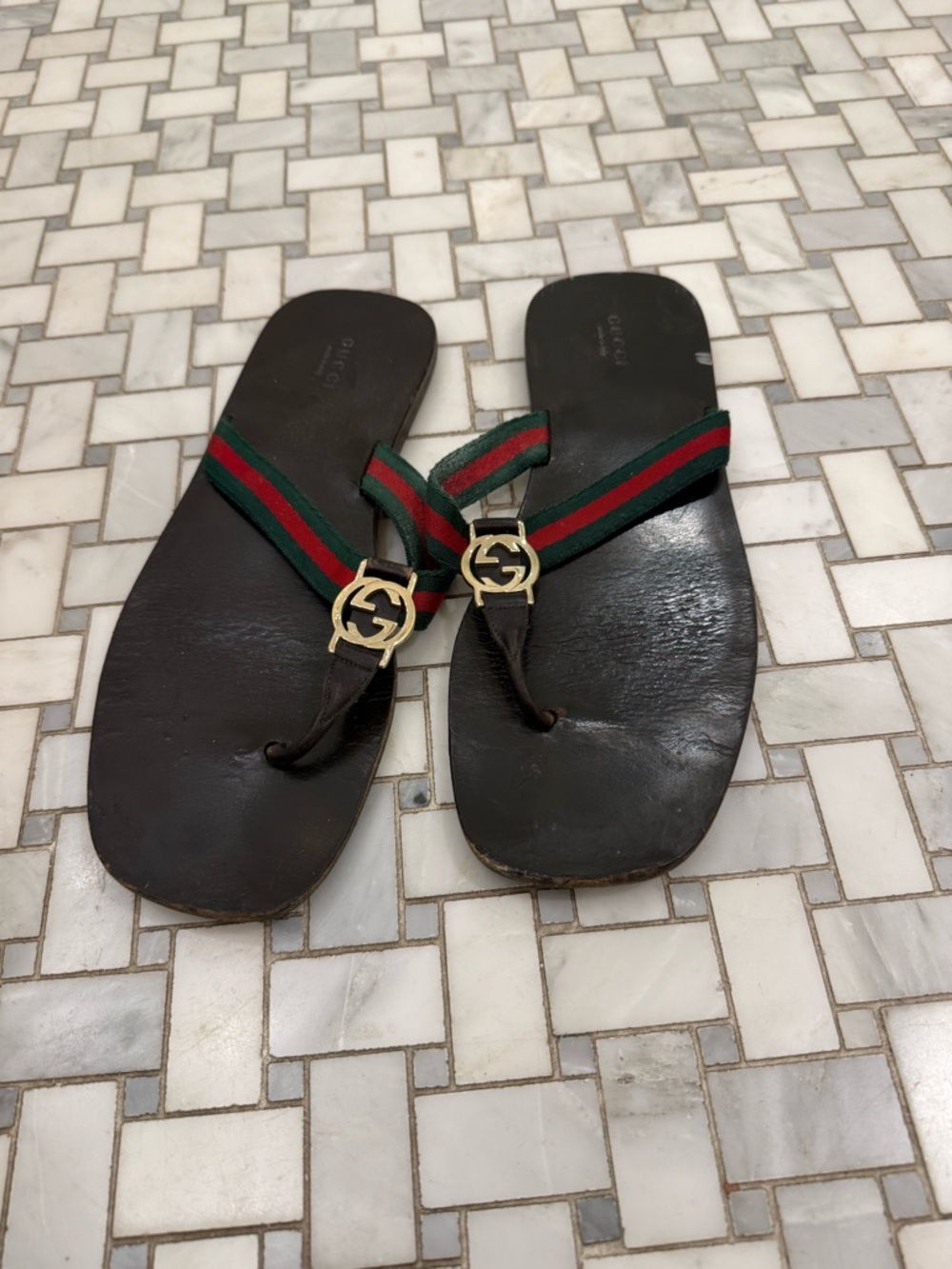 Gucci Black Leather Flip Sandals with Green-Red Web Straps and Gold Hardware - Picture 3 of 3